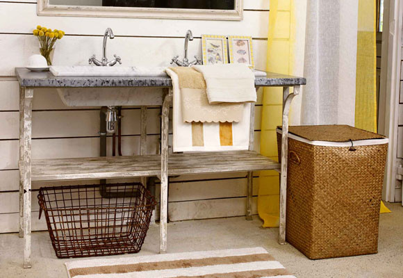 Un dormitorio rústico y veraniego