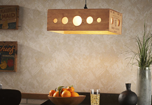 Una lámpara con una caja de vino 