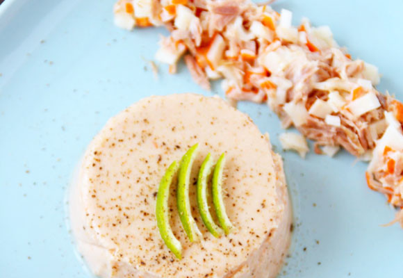 Pastel de atún, cangrejo y mousse de queso