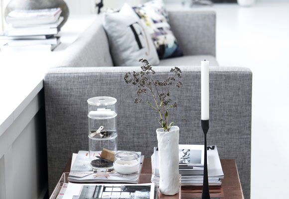 Un salón en tonos grises