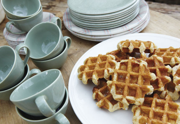 Un café frente a la chimenea