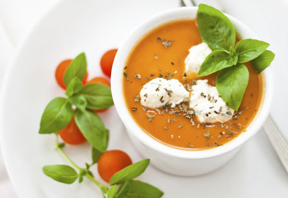 Gazpacho con helado de queso y albahaca