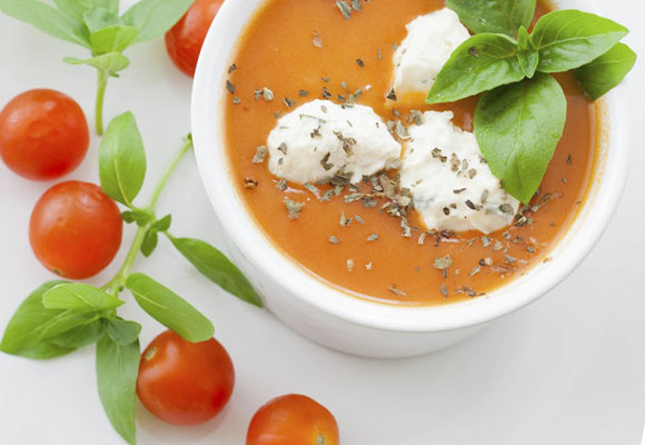 Gazpacho con helado de queso y albahaca