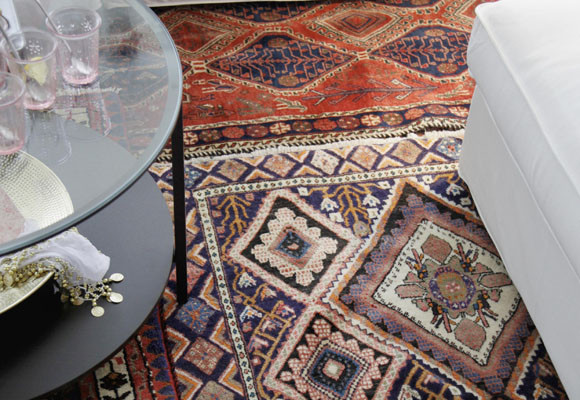 Sobre una alfombra persa