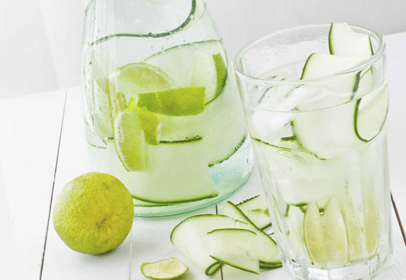 Agua con lima y pepino
