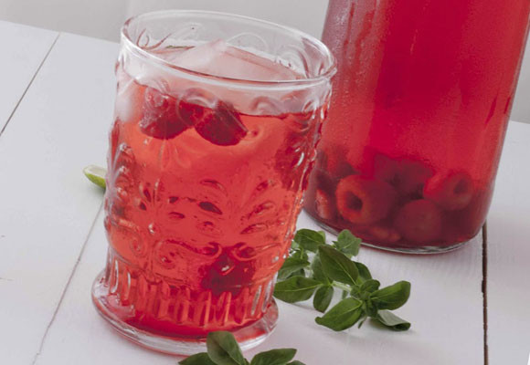Agua con frambuesa y albahaca