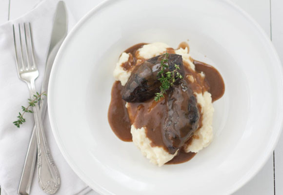 Carilleras al vino tinto con verduras