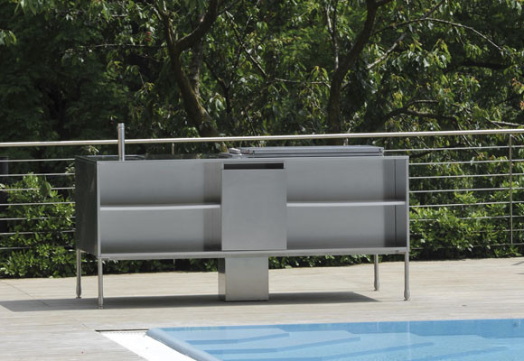 Una cocina junto a la piscina