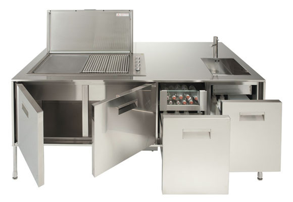 Una cocina junto a la piscina