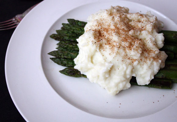 Espárragos verdes braseados con puré y nuez moscada