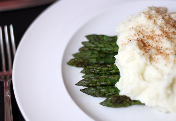 Espárragos verdes braseados con puré y nuez moscada