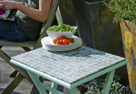 Una mesa de mosaico para el jardín