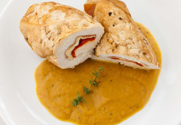 Pechugas rellenas con salsa de verduras 