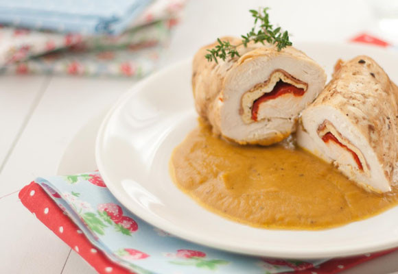 Pechugas rellenas con salsa de verduras 