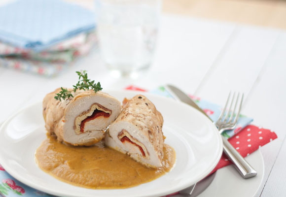 Pechugas rellenas con salsa de verduras 