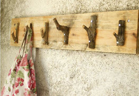 Percheros con ramas secas