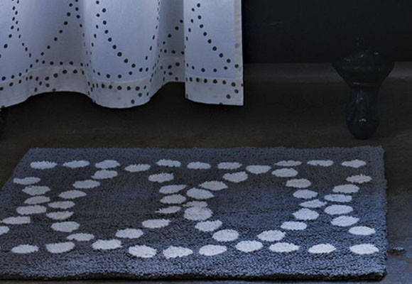 Un baño en blanco y gris