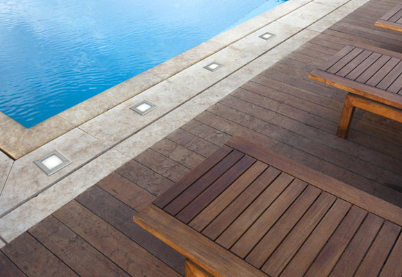 Iluminar la piscina y los alrededores