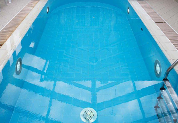 Iluminar la piscina y los alrededores