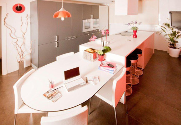 Una cocina con toques rojos