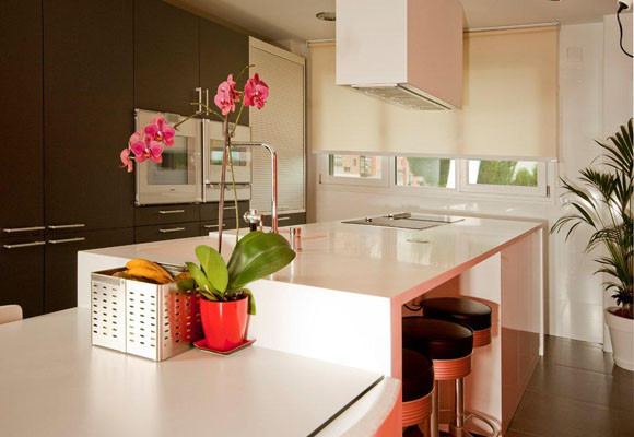 Una cocina con toques rojos - Interiorismo - DecoEstilo.com