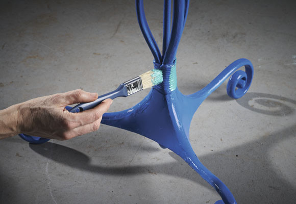 Volver a pintar los muebles del jardín