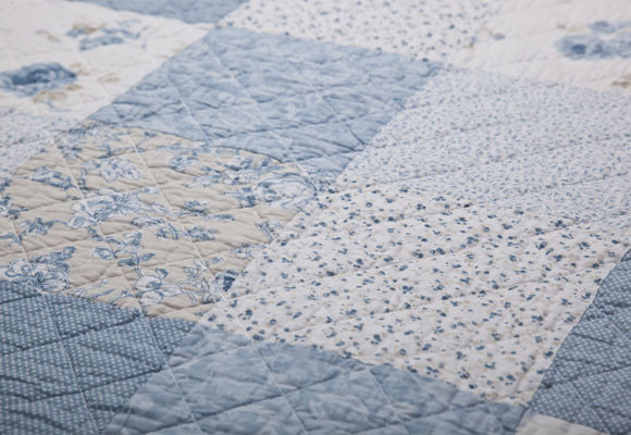 Un dormitorio de patchwork azul