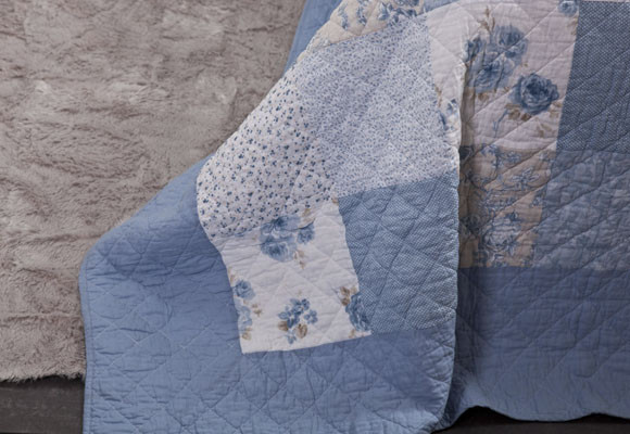 Un dormitorio de patchwork azul