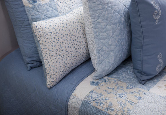 Un dormitorio de patchwork azul