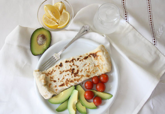 Gözleme con berenjena, espinacas y queso crema