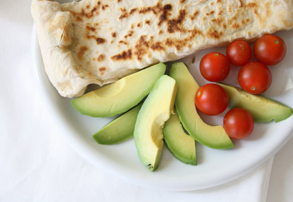 Gözleme con berenjena, espinacas y queso crema