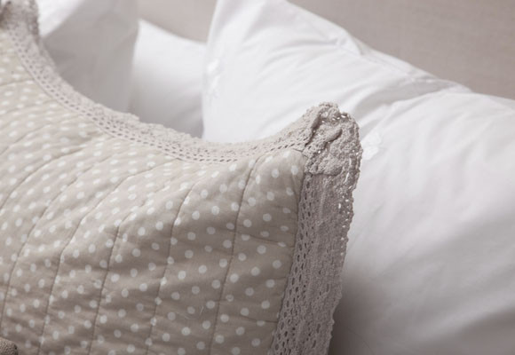 Topos y crochet en un dormitorio de otoño