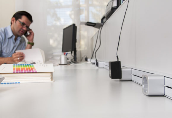 Conéctate sin cables en múltiples espacios 8 enchufe_deslizante_3.jpg