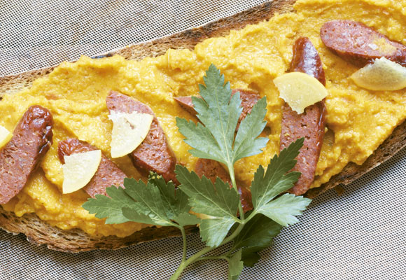 Tosta de hummus de calabaza y merguez
