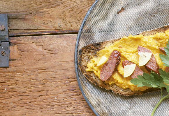 Tosta de hummus de calabaza y merguez