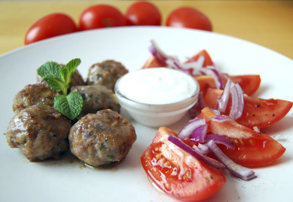 Kofta con salsa de yogur y ensalada de tomate