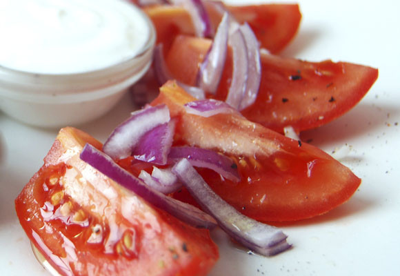 Kofta con salsa de yogur y ensalada de tomate