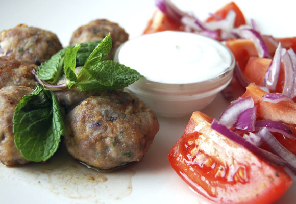 Kofta con salsa de yogur y ensalada de tomate