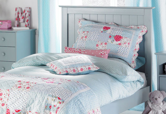 Un dormitorio infantil azul turquesa