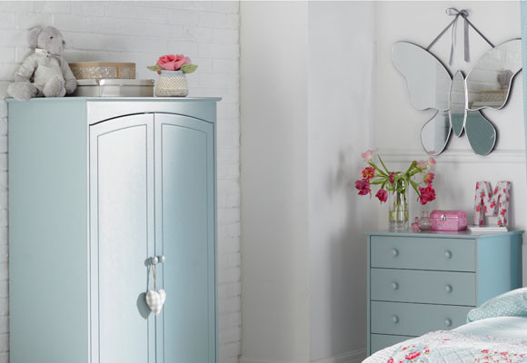 Un dormitorio infantil azul turquesa