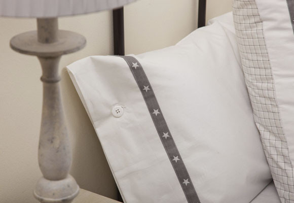 Un dormitorio con estrella