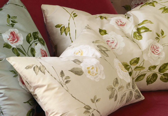 Un salón lleno de flores