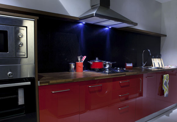 Una cocina a media altura