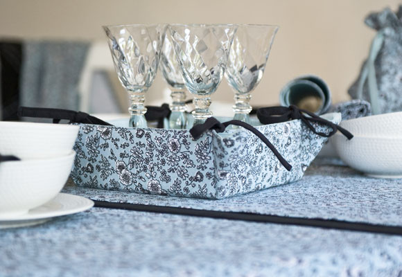 Una mesa vestida de azul