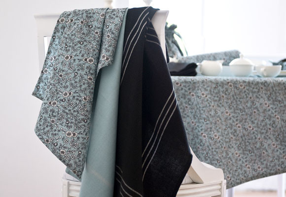 Una mesa vestida de azul