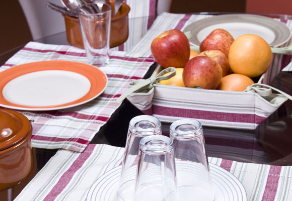 Una colorida mesa de mediodía