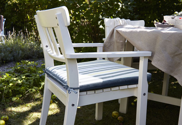 Un comedor escondido en el jardín