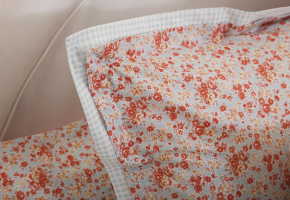 Un dormitorio naranja y azul