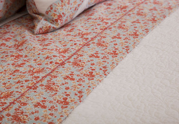 Un dormitorio naranja y azul