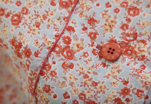 Un dormitorio naranja y azul